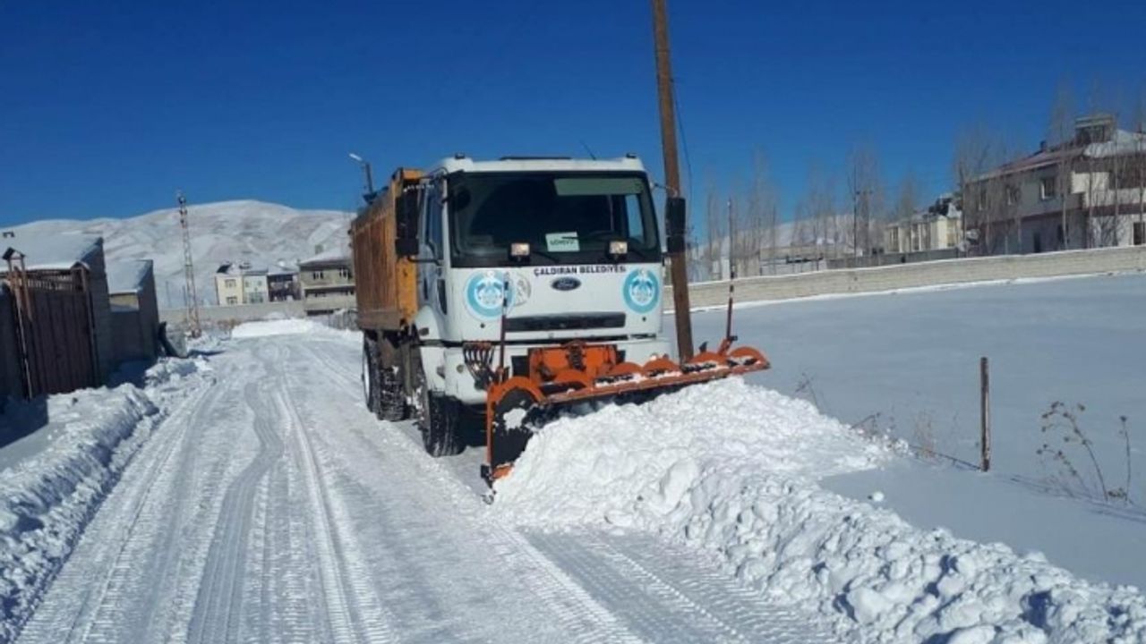 Çaldıran’da karla mücadele çalışmaları devam ediyor