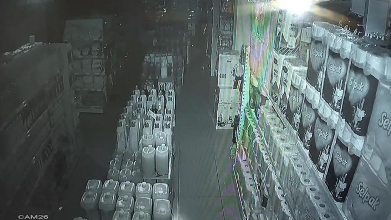 Muradiye'de deprem anı güvenlik kameralarına yansıdı