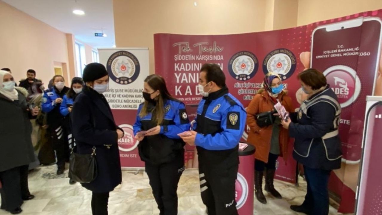 Polisten vatandaşlara bilgilendirme