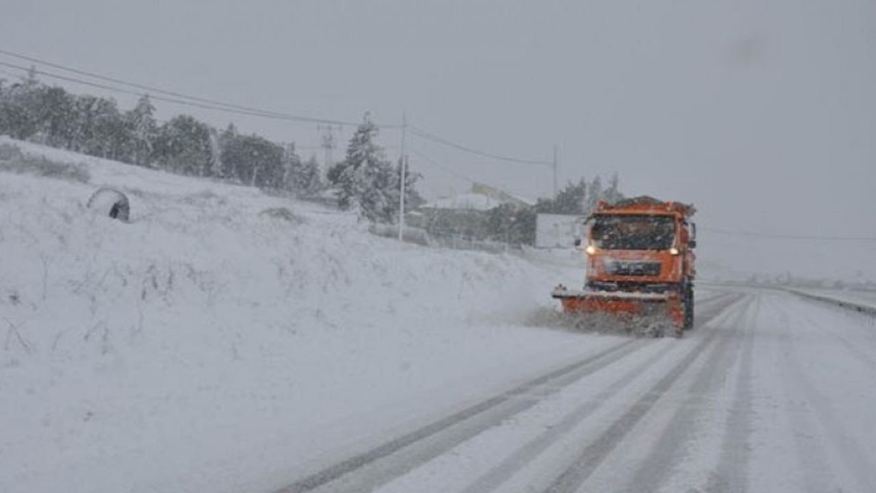 İki ilçede 82 yerleşim yerinin yolu ulaşıma kapandı