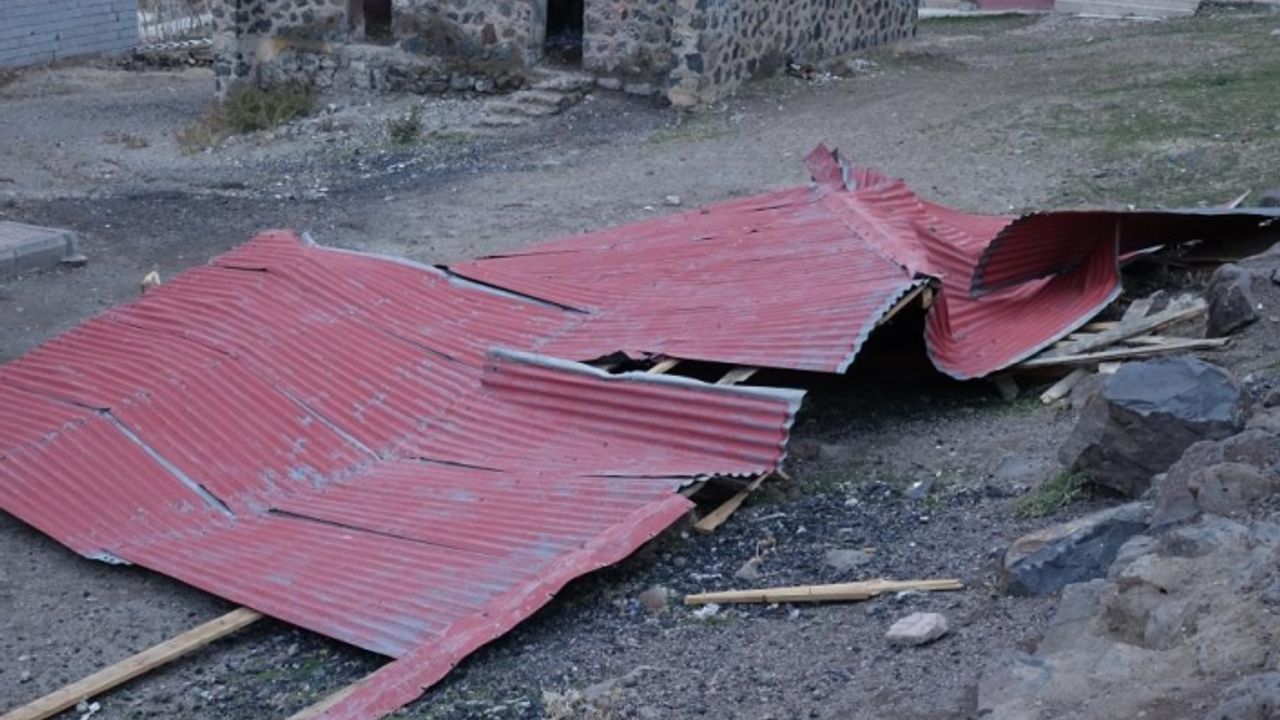 Van'da şiddetli rüzgar okulun çatısını uçurdu