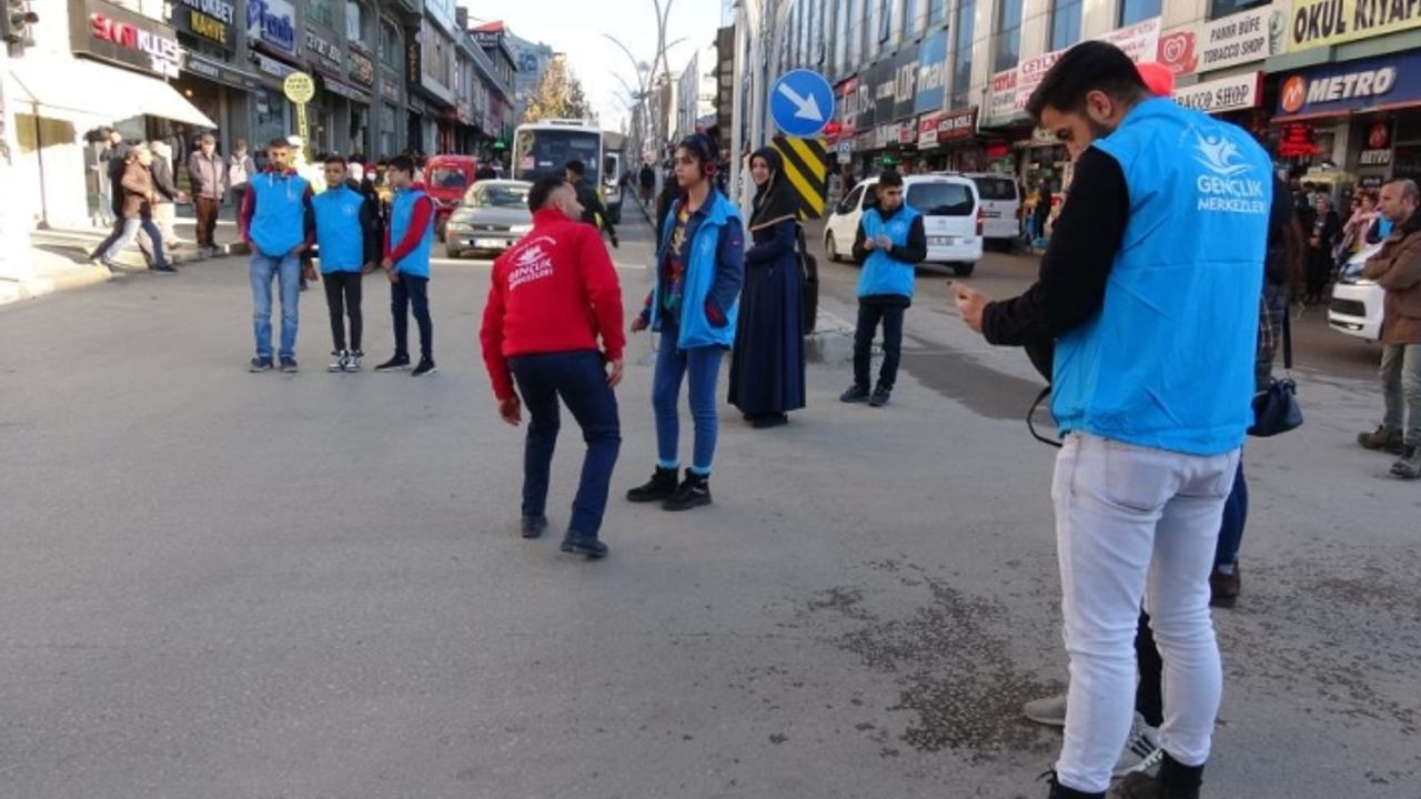 Van’da engelliler için pandomim gösterisi sergilendi