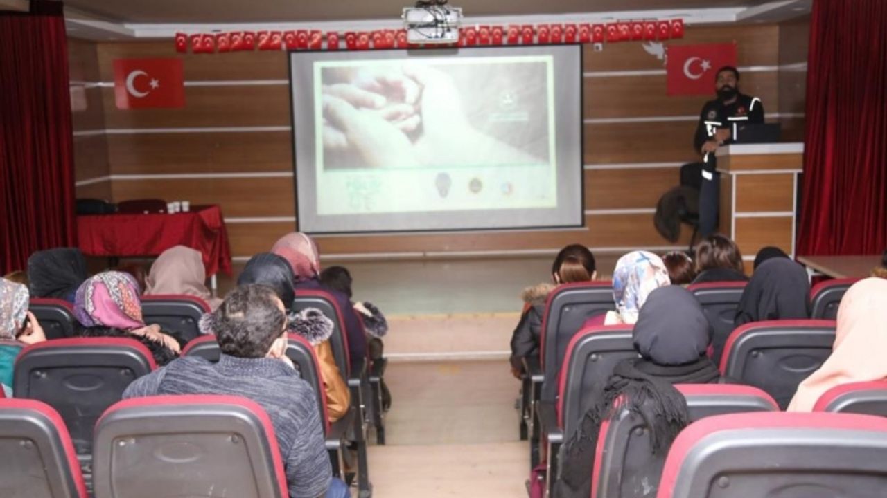Başkale'de kadınlara ‘En İyi Narkotik Polisi Anne’ semineri