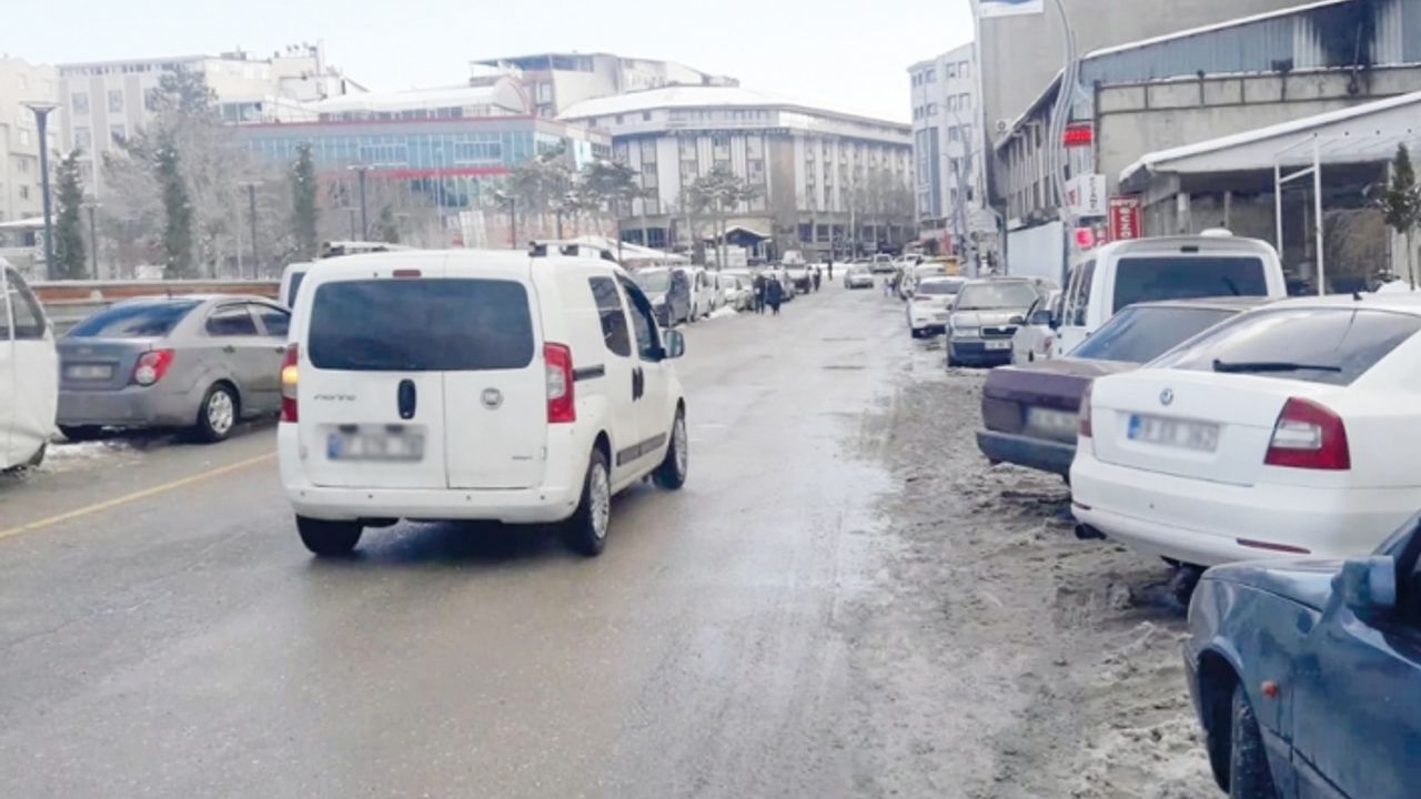 Sağlık Sokak'ta park sorunu devam ediyor