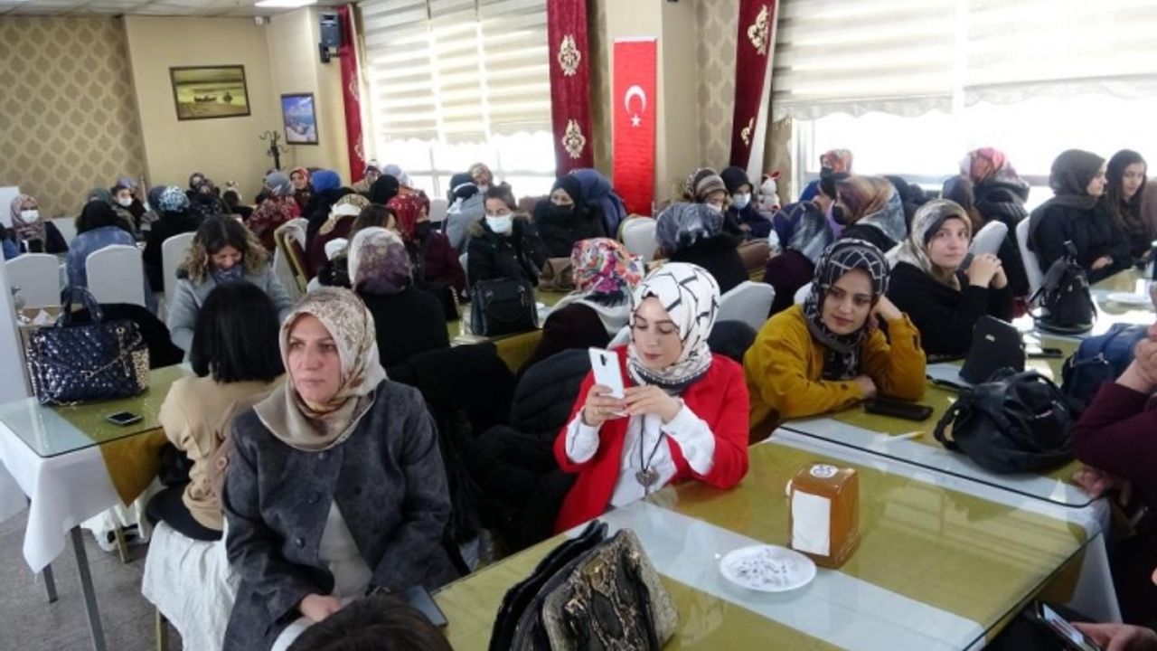 Vanlı kadınlar dost sohbetleri çerçevesinde bir araya geliyor