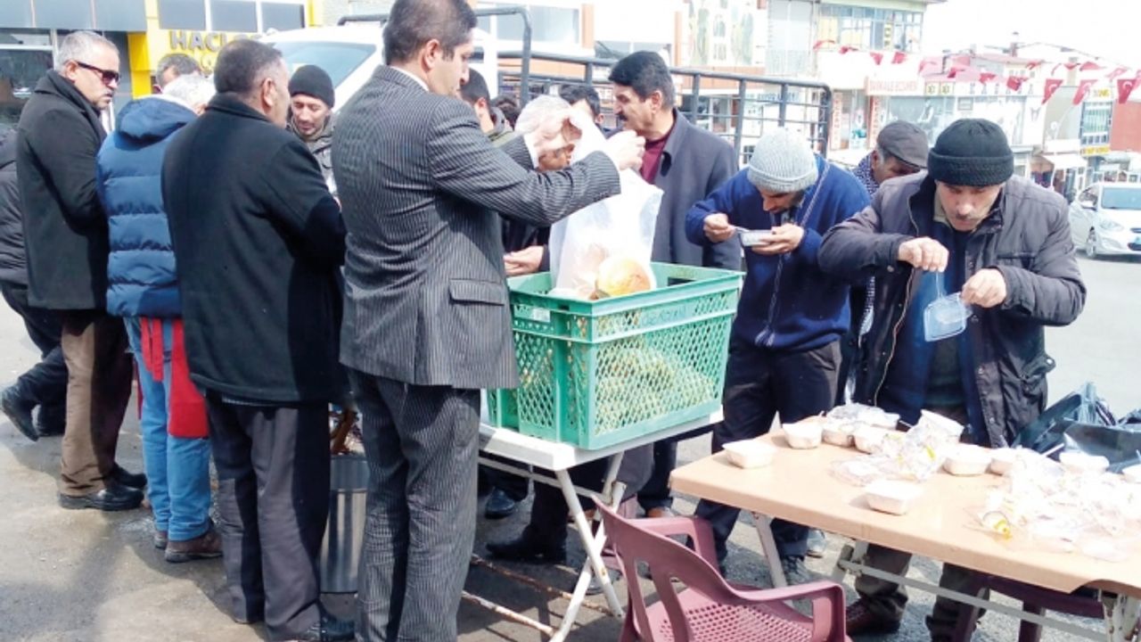 Başkale'de vatandaşlara  hoşaf ve bayat ekmek dağıtıldı