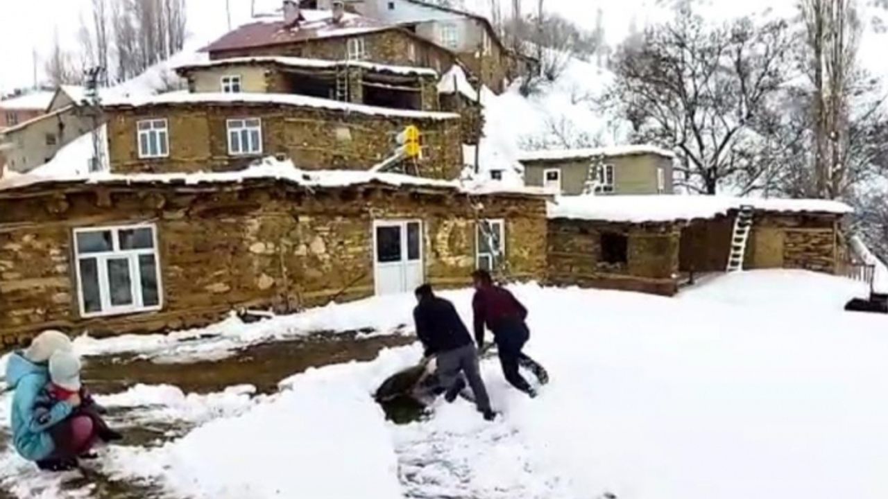 Çatbayır Mahallesi'nde kar kalınlığı 50 santimetreye ulaştı