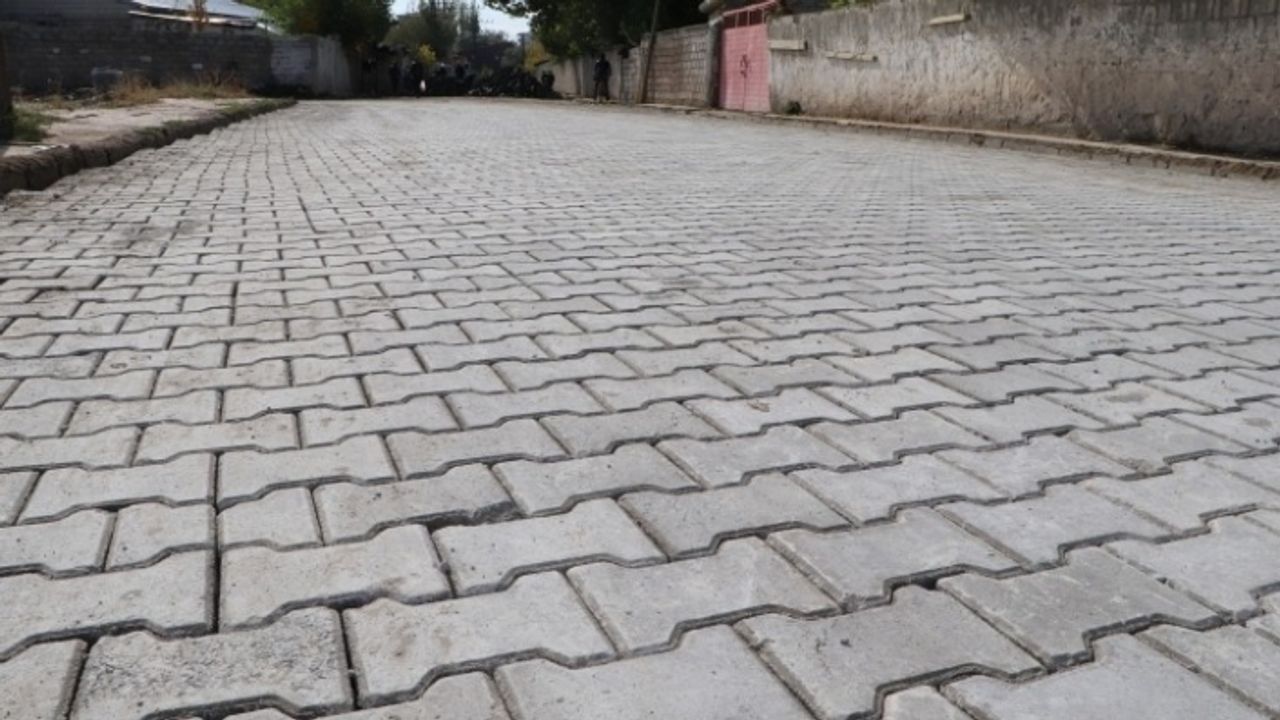 Erciş Belediyesi, beton parke taşı ile yol kaplaması yapacak