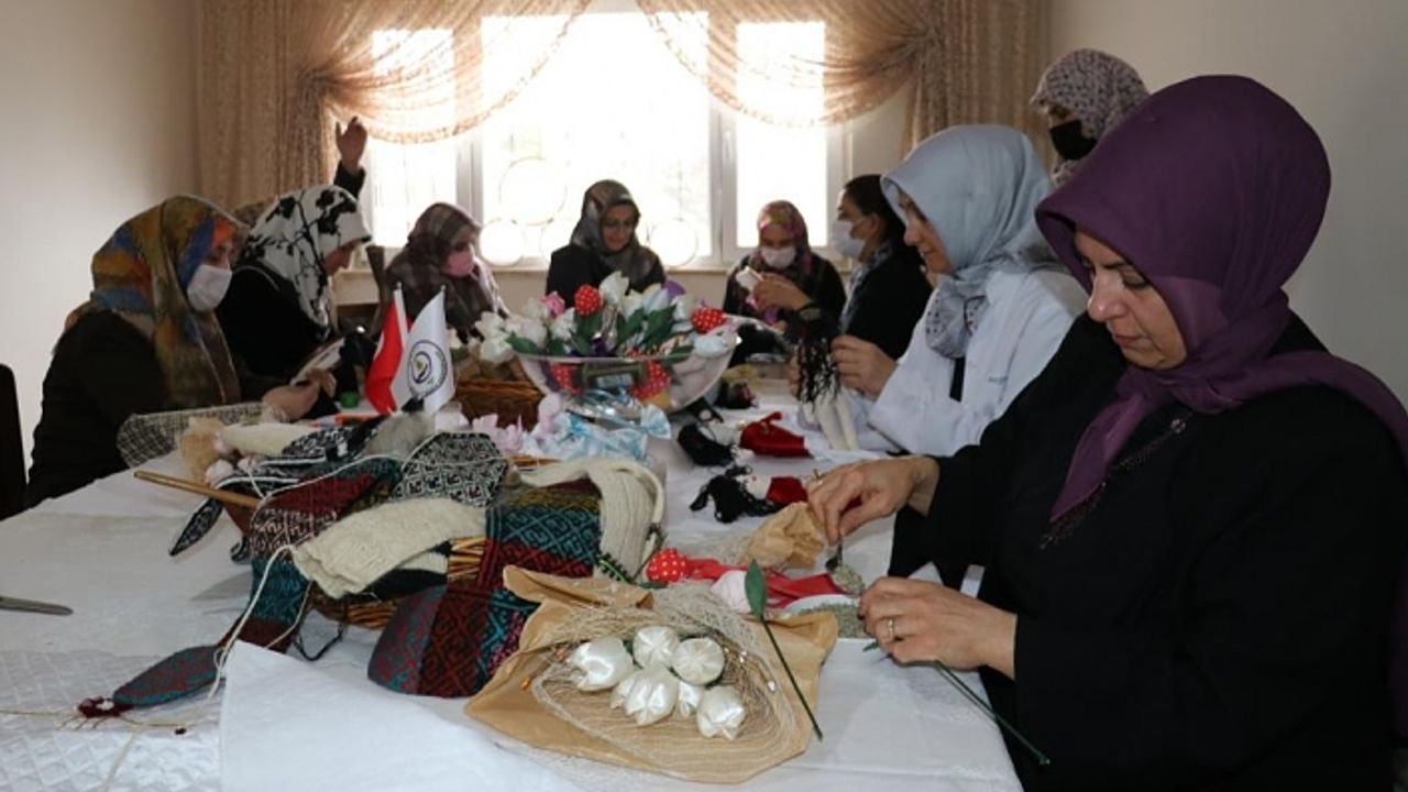 Koyun yünlerinden ürünler elde ediliyor