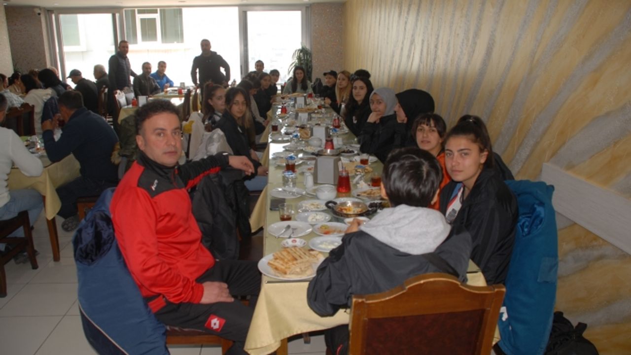 Şen Gençler Kadın Futbol Takımına motivasyon kahvaltısı
