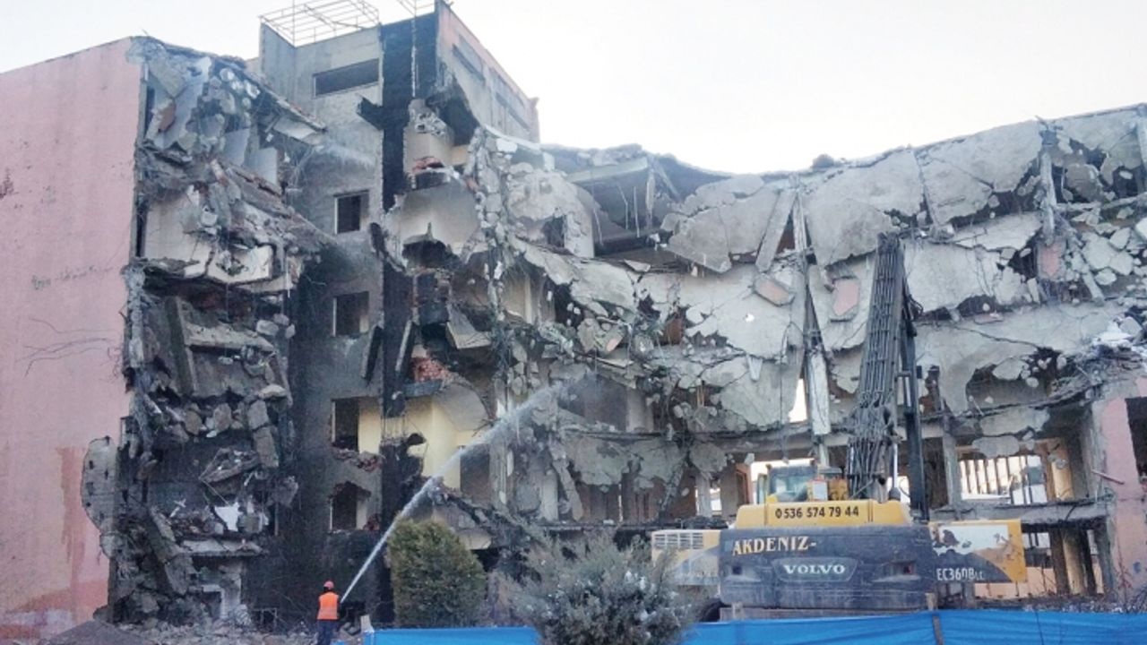 Van'da hasarlı binalarda yıkım başladı