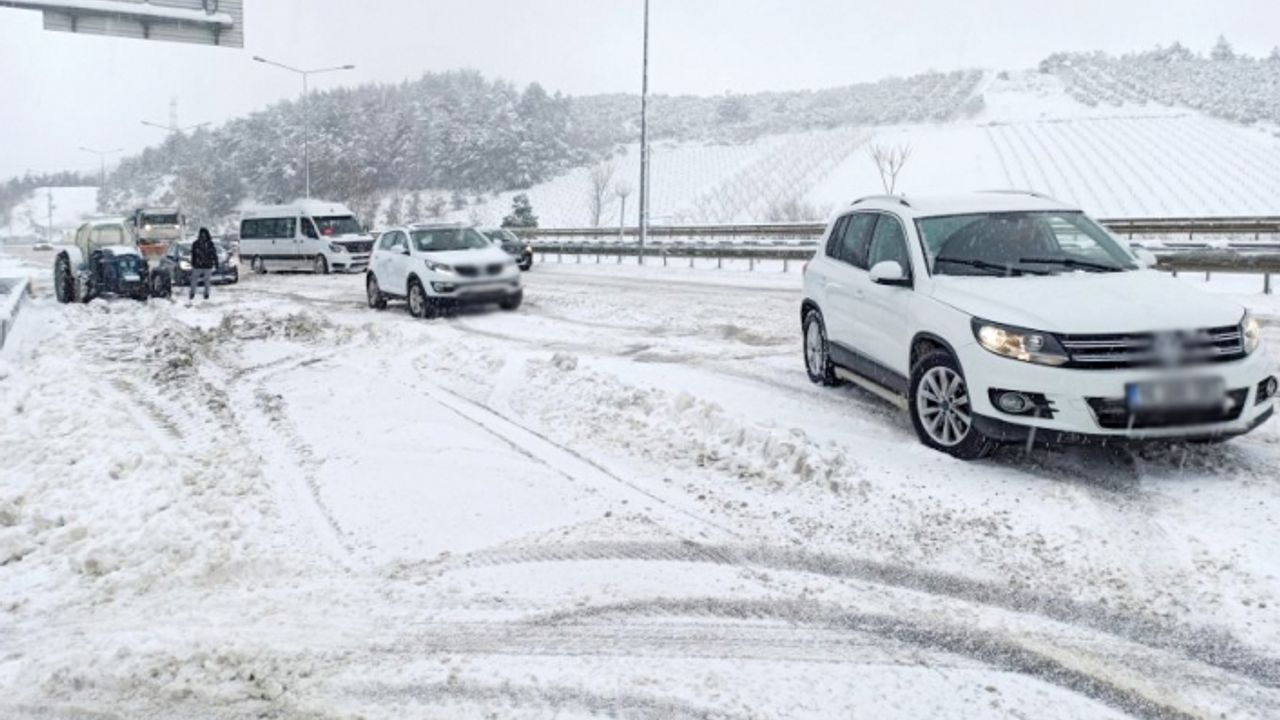 Van'da kışlık lastiğini erken değiştirenler, yolda kaldı