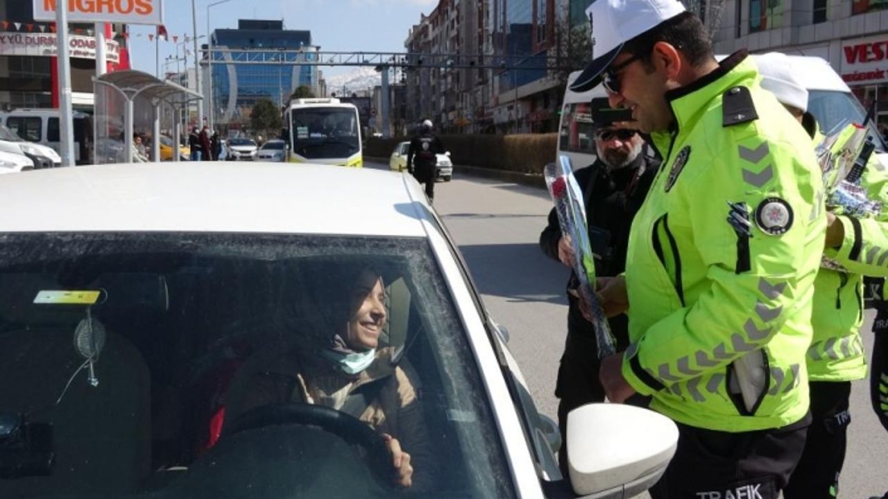 Van Polisi'nden kadın sürücülere sürpriz