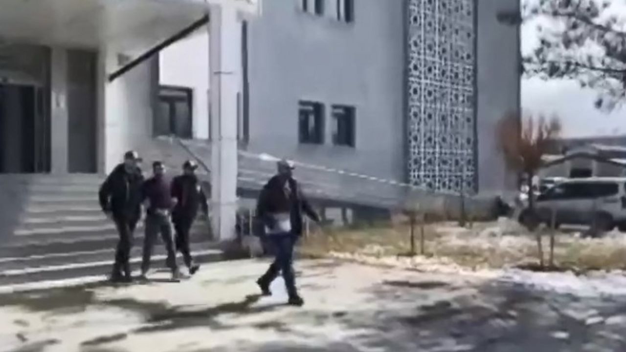 Van’da aranan şahıs, saklandığı bazanın altında yakalandı
