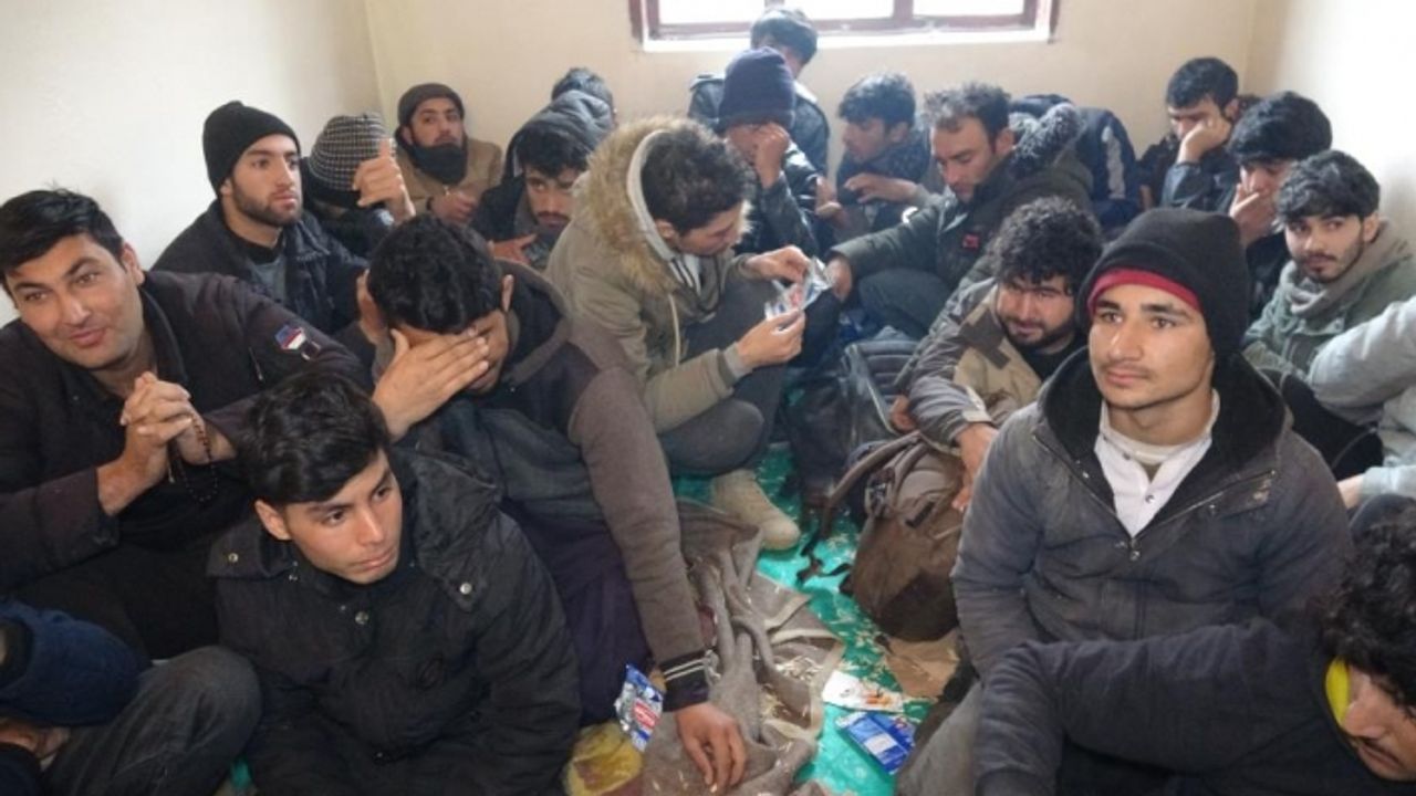 Van’da bir evde 30 kaçak göçmen yakalandı