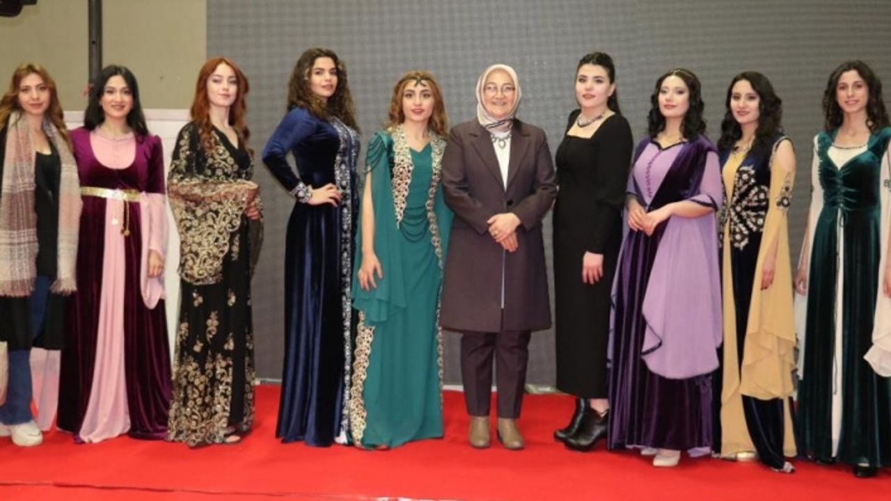 Van’da yöresel kıyafetler defilesi hayran bıraktı
