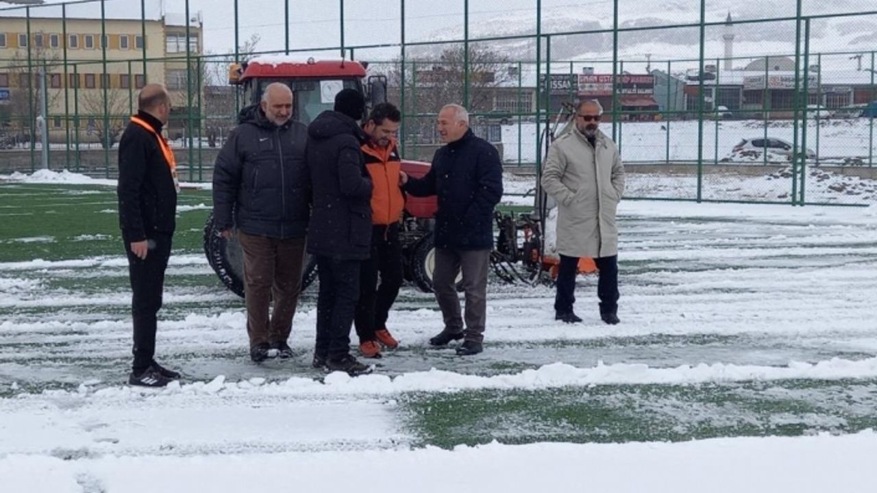 Yetkililerin çabası ile saha maça hazır hale getirildi