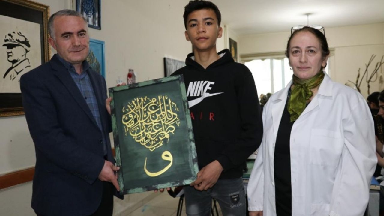 Afgan uyruklu çocuğun yeteneği hayran bıraktı