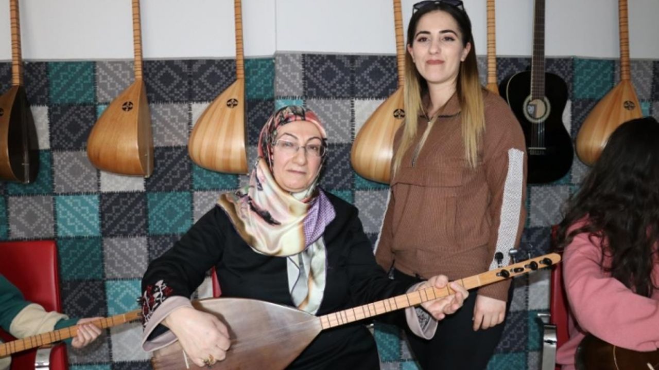 Çocukluk hayalini gerçekleştirmek için bağlama kursuna gidiyor