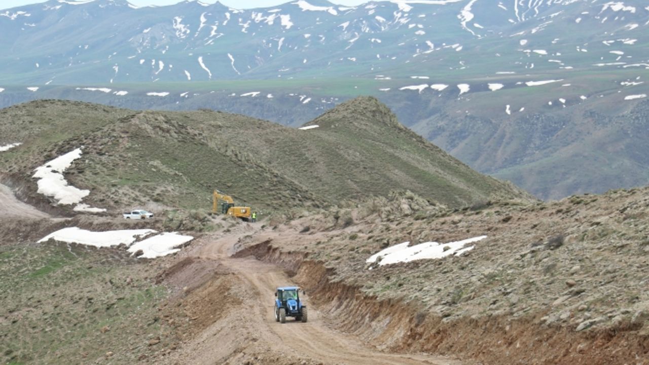 Dağ yolunun açılmasıyla, tarlalarda ekim başladı