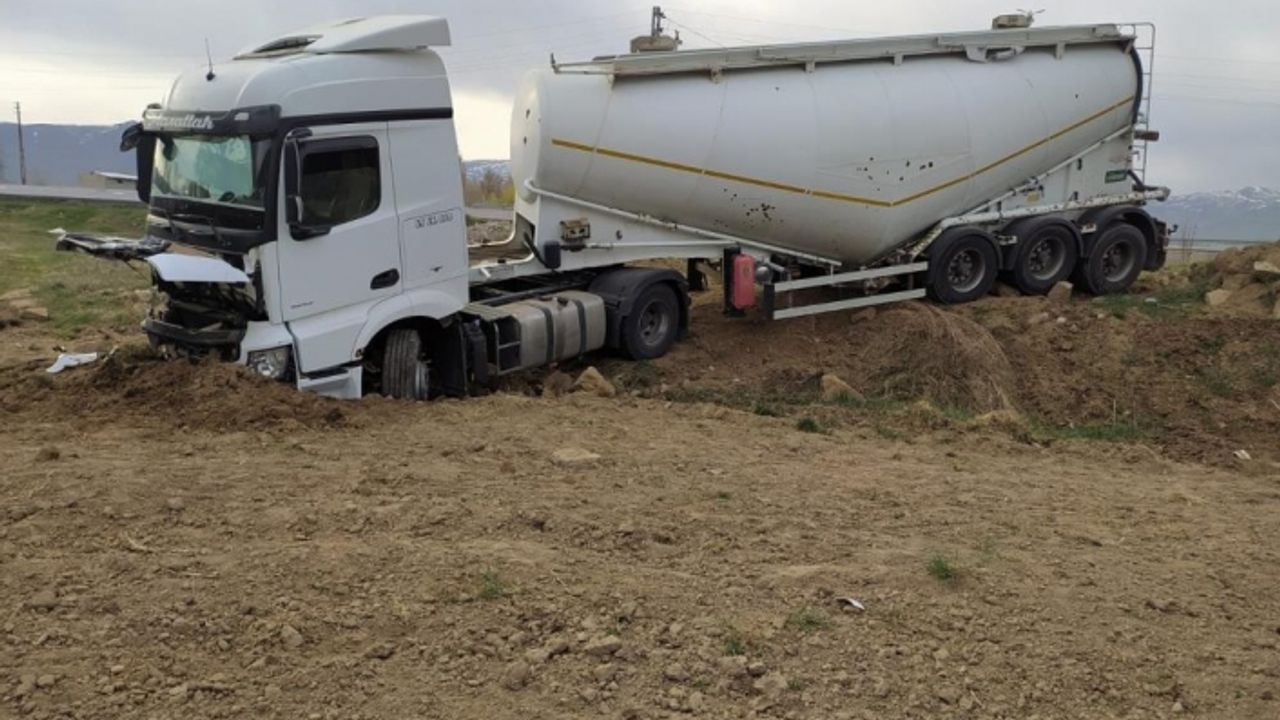 Direksiyon hakimiyeti kaybedilen tır yoldan çıktı