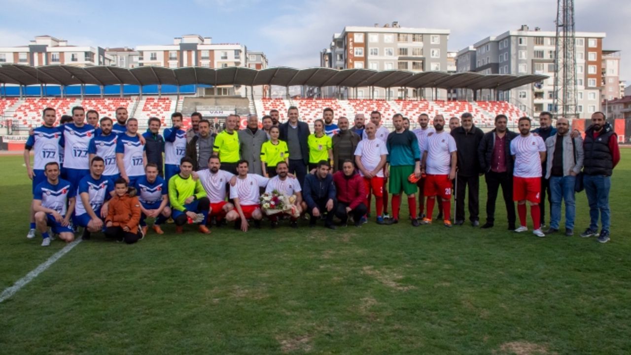 Emniyet mensupları ve gazeteciler arasında dostluk futbol maçı…