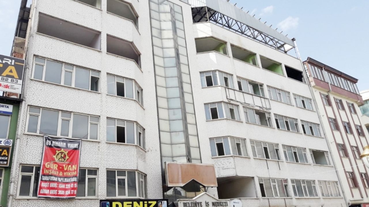 Eski Belediye İş Merkezi'nde yıkım çalışmaları başladı