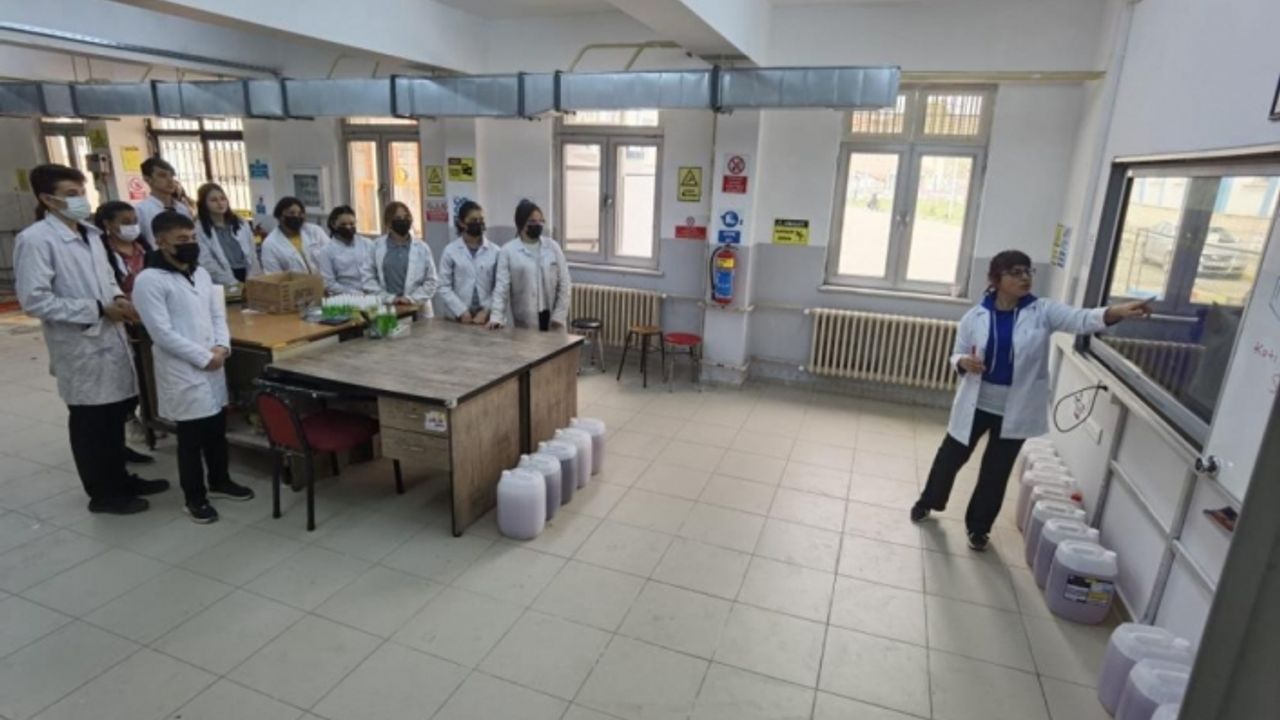 Fabrika gibi okul, 25 çeşit ürünle 3.3 milyon lira ciro elde ettiler