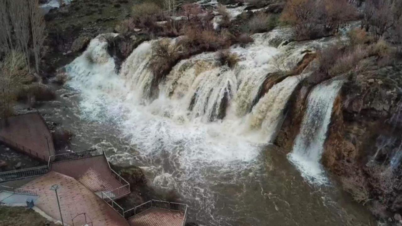Havaların ısınmasıyla birlikte Muradiye Şelalesi coştu