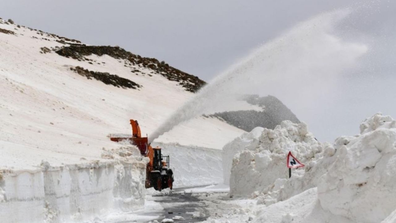 Van-Bahçesaray yolu 3 ay sonra ulaşıma açıldı