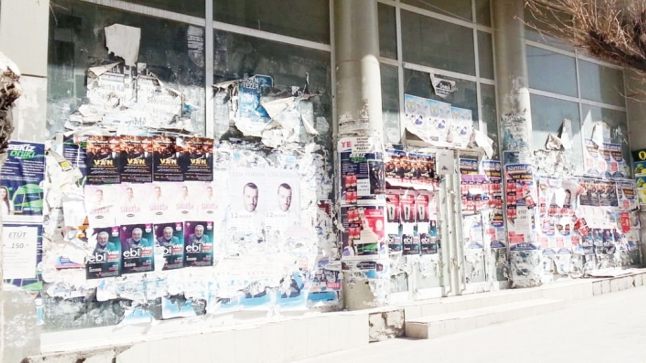 Van'da afiş ve broşür kirliliği…