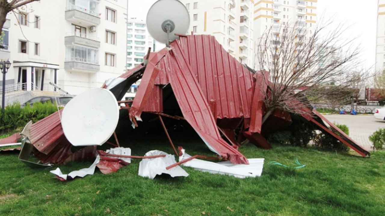 Van'da şiddetli rüzgâr, hayatı olumsuz etkiledi