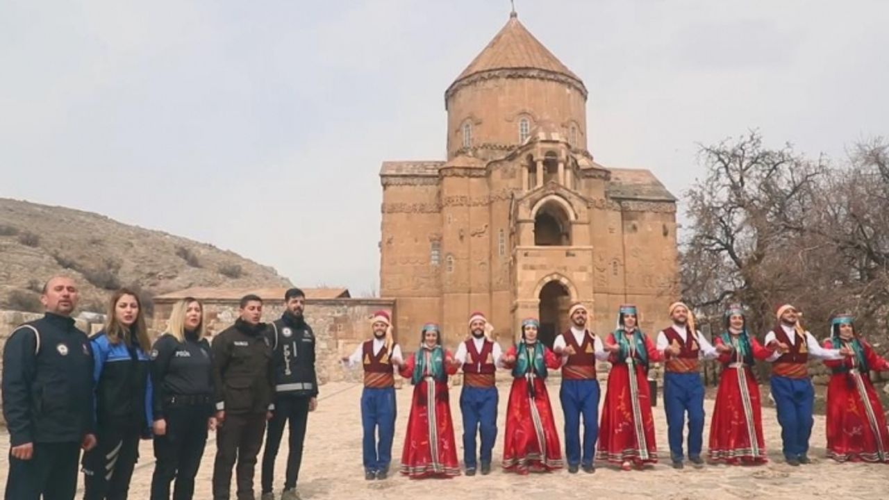Van Polisi görev yaptığı şehri türkülerle tanıttı