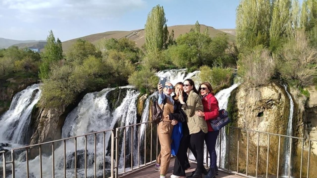 Bakan Ersoy’un eşi ünlü isimlerle Van’ı gezdi