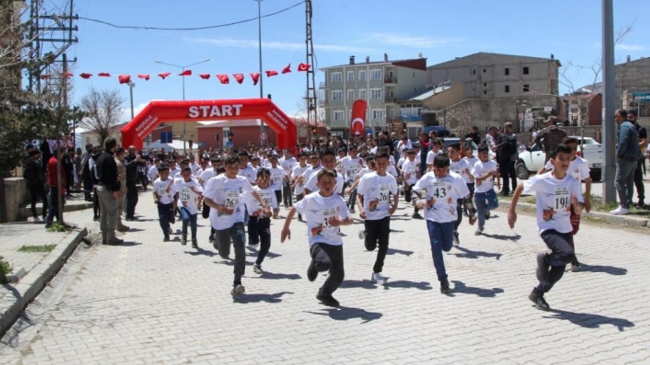 Başkale’de ‘Okullar Arası Kros Yarışması’ düzenlendi