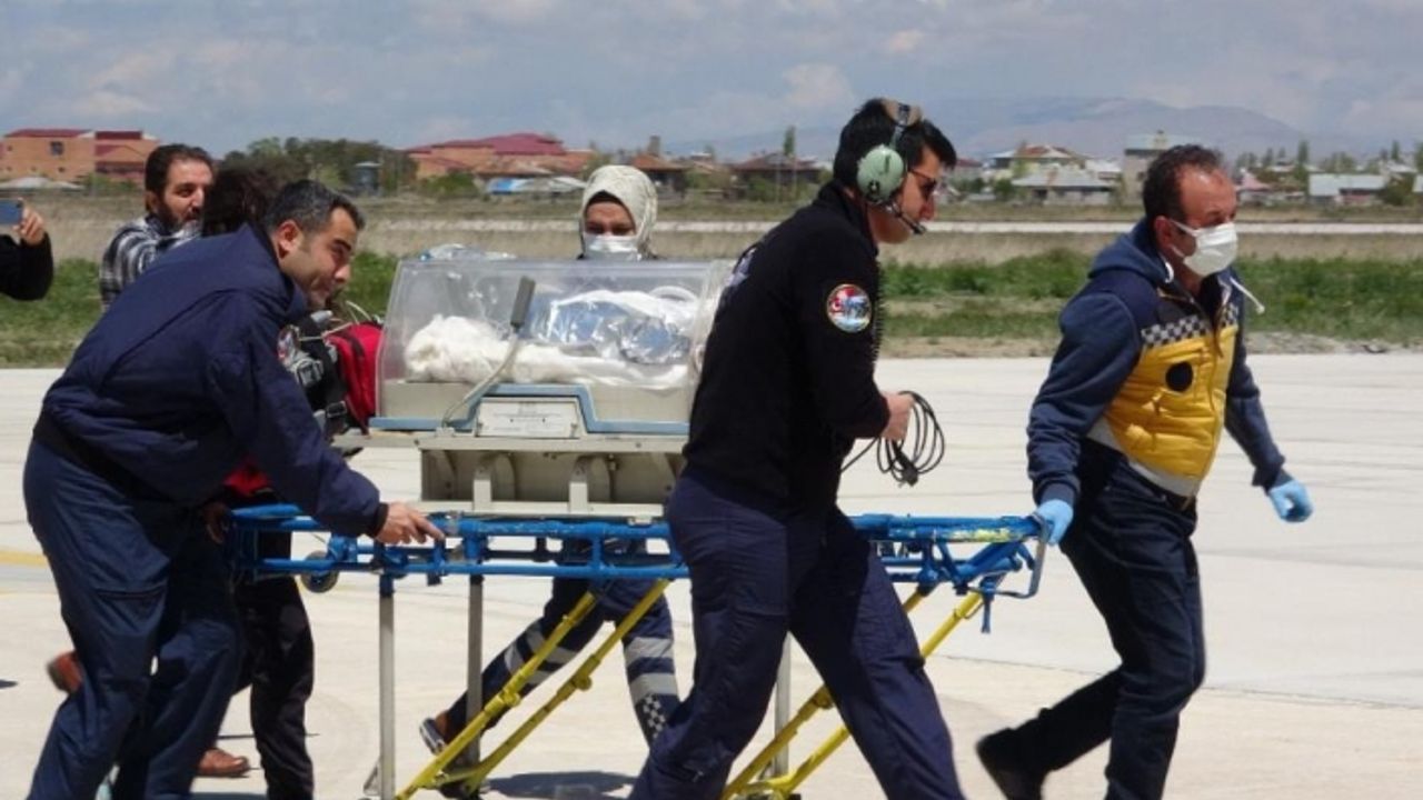 Bel kısmı doğuştan açık olan bebek helikopterle hastaneye ulaştırıldı