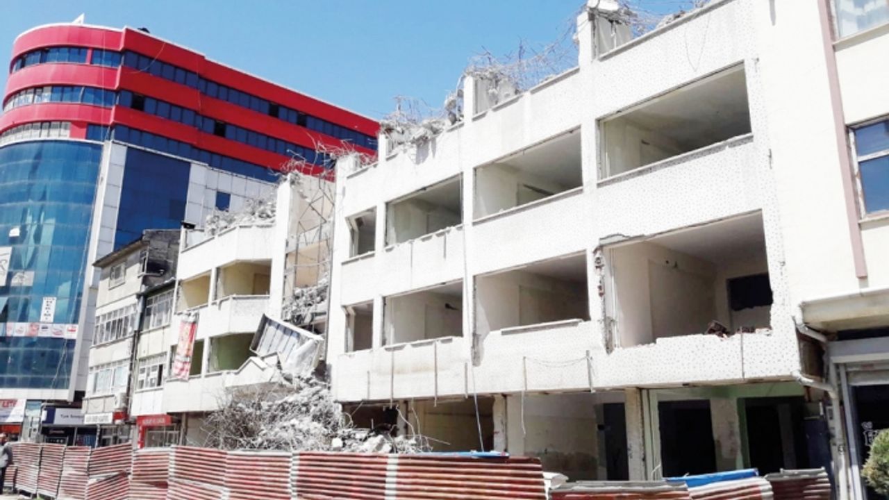 Eski Belediye İş Merkezi'nde yıkım çalışmaları sürüyor