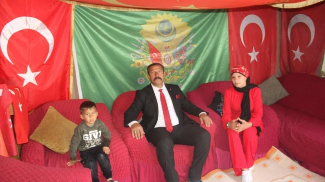 Evini ve sokağını Türk bayraklarıyla donattı