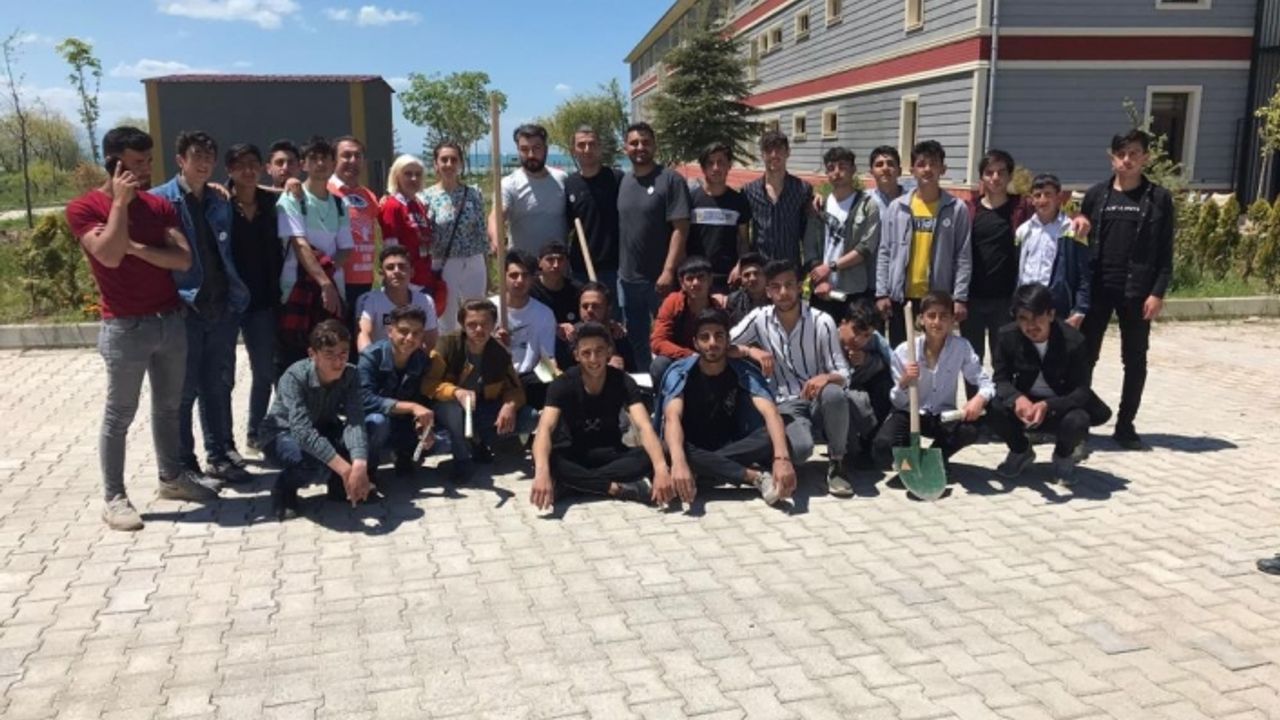 Gençler Van Gölü sahilinde temizlik yapıp fidan dikti