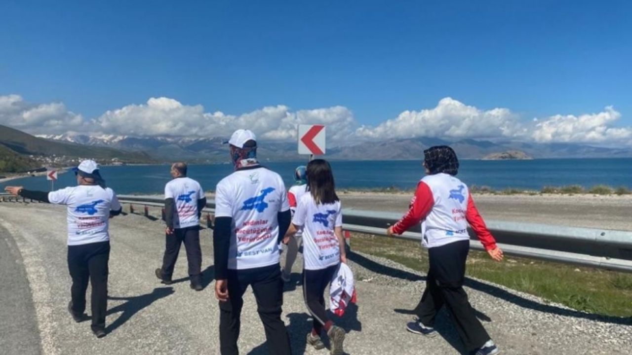 Kadınlar Van Gölü için yürümeye devam ediyor
