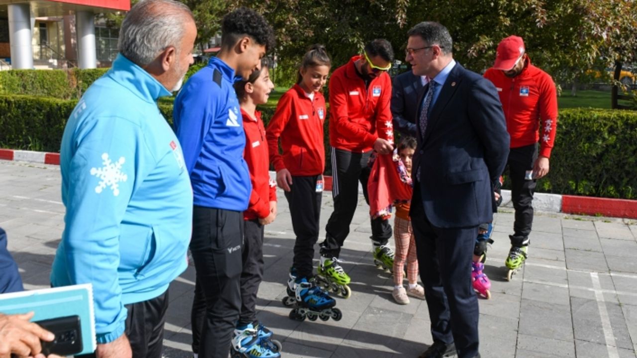 Vali Balcı, paten kayan çocuklarla bir araya geldi