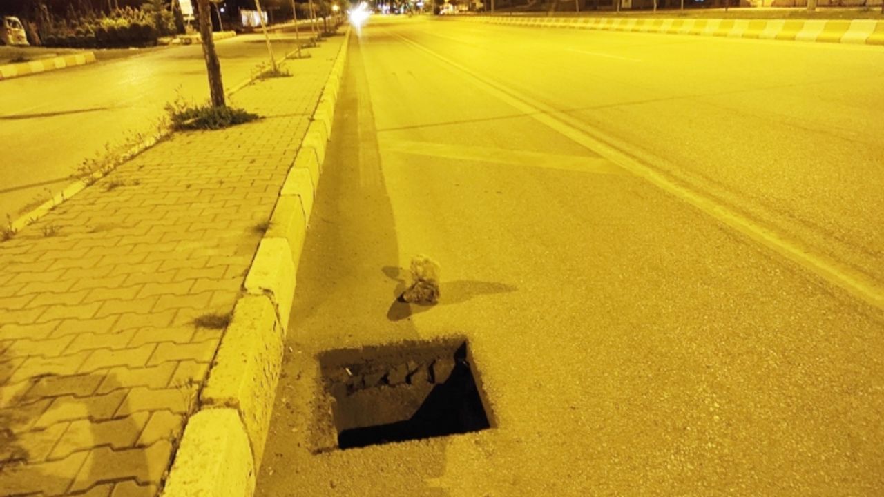 Van'da trafiğin yoğun olduğu caddede mazgallar çalındı