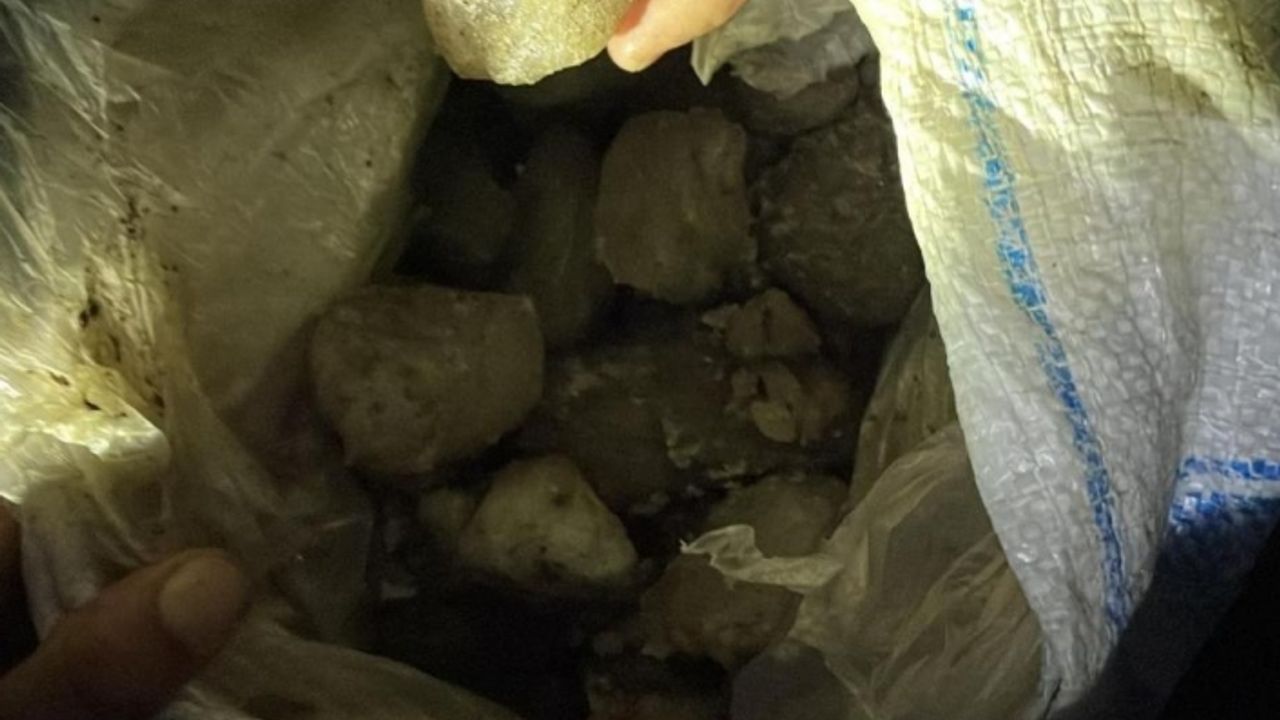 Gökten düşen buz kütlesi bomba gibi patladı