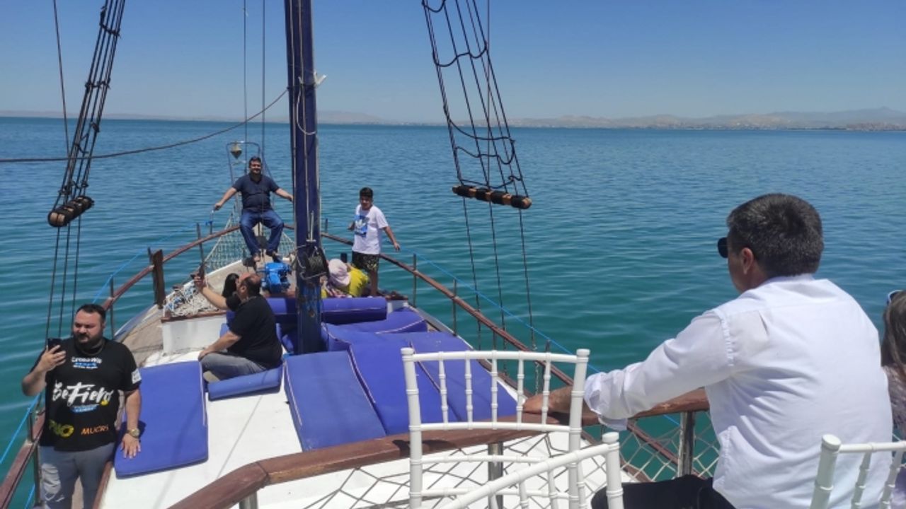 İranlı turistlerden Van'daki tekne turlarına yoğun ilgi