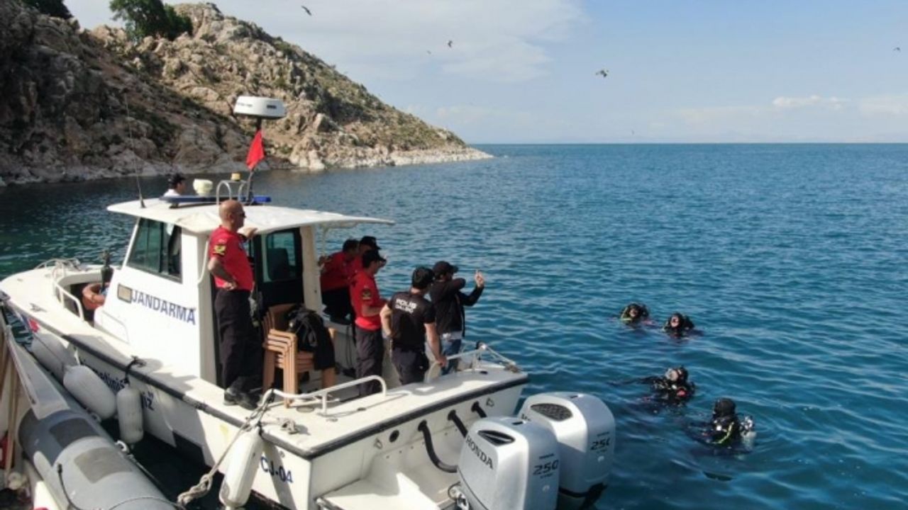 Jandarma ve emniyet Van Gölü’nde omuz omuza görevde