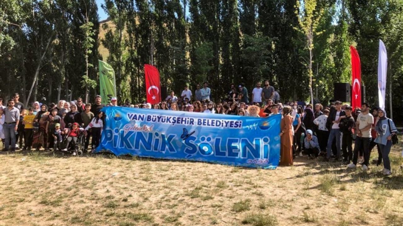 Öğrenciler Muradiye Şelalesi gezisinde doyasıya eğlendi