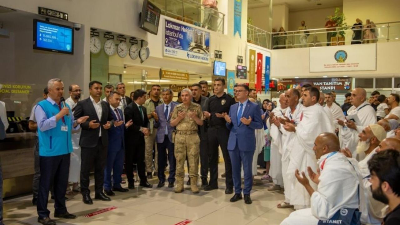 Van'da hacı adayları kutsal topraklara uğurlandı