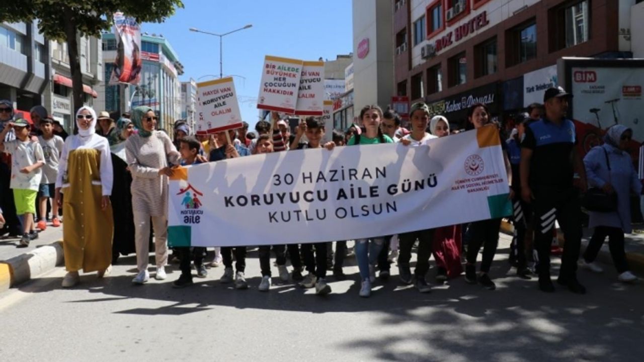 Van'da 'Koruyucu Aile Günü' yürüyüşü düzenlendi