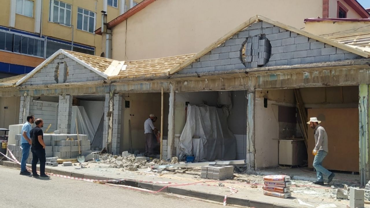Başkale’de cephe yenileme ve giydirme çalışmaları başladı