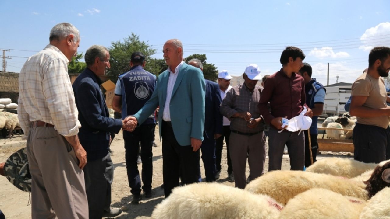 Başkan Akman’dan kurban satış noktalarına ziyaret